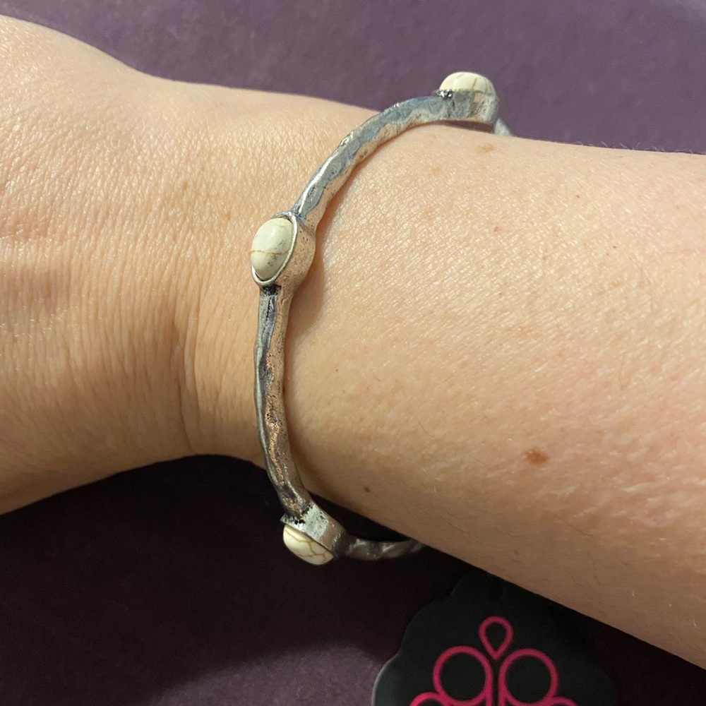 🔴CUTE Brand New Silver plated bangle bracelet with off-white stones. 2.5”❤️👠